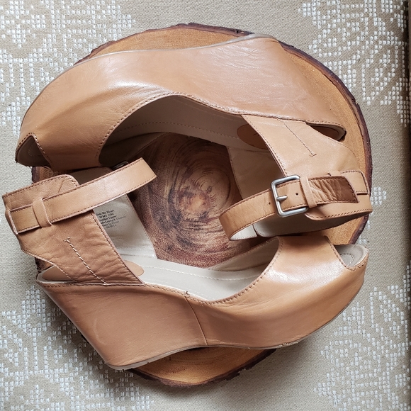 KENNETH COLE | LEATHER WEDGE PEEP-TOE SANDAL, 10 - Picture 2 of 12